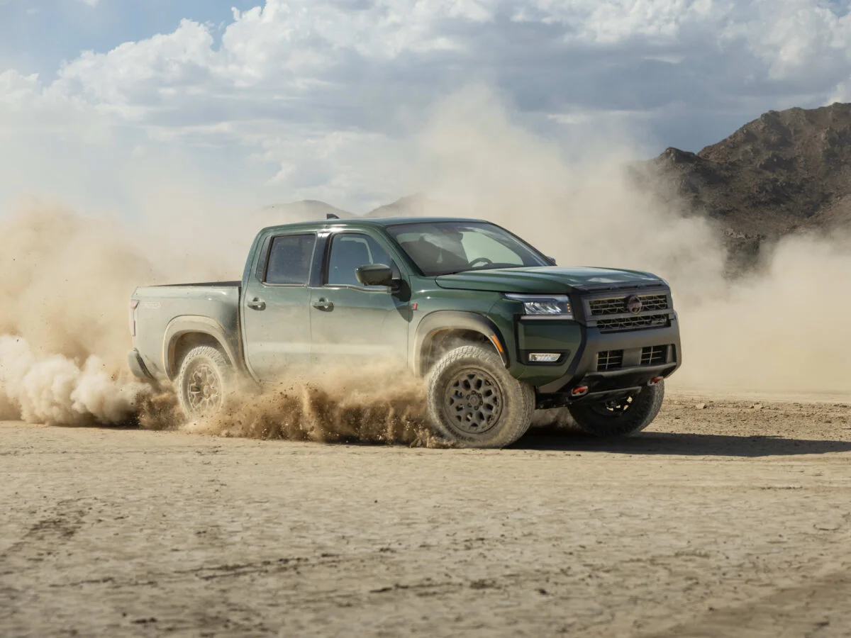 Nissan Frontier off-road na areia