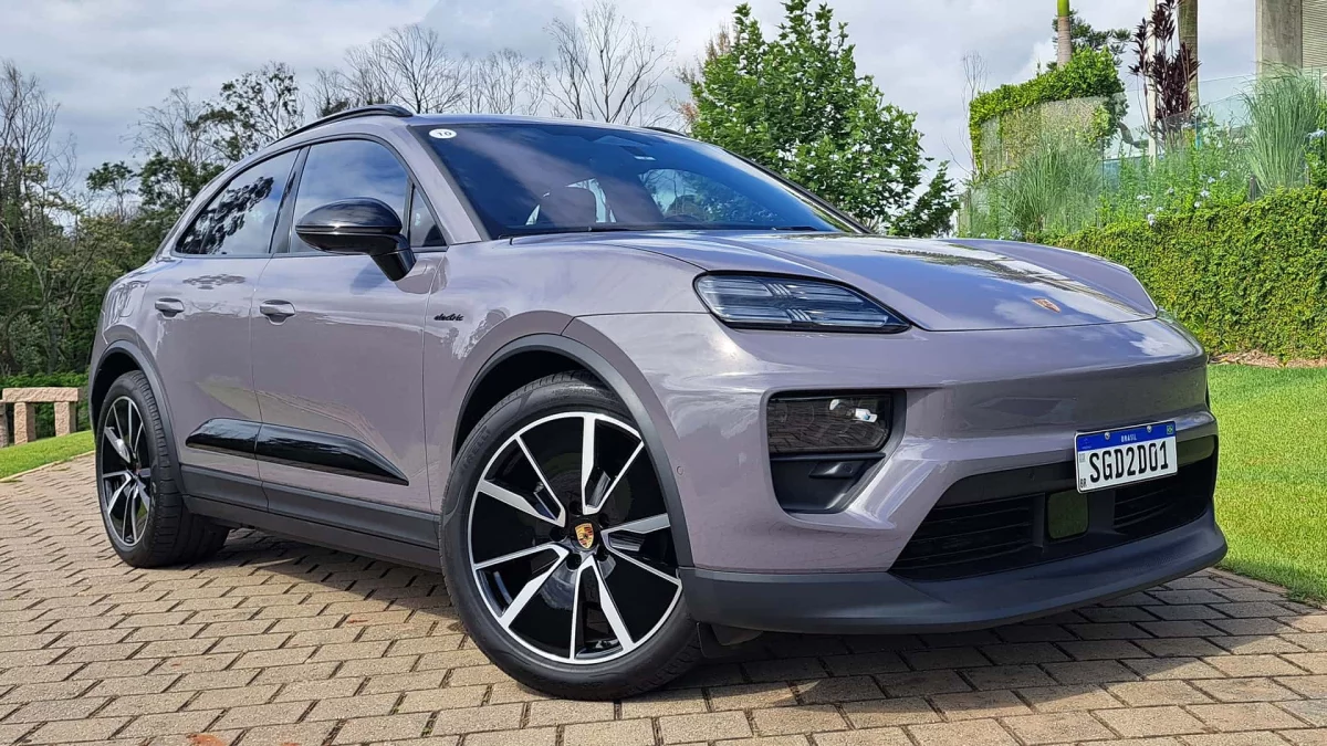 Vista frontal do Porsche Macan el&eacute;trico em exibi&ccedil;&atilde;o externa.