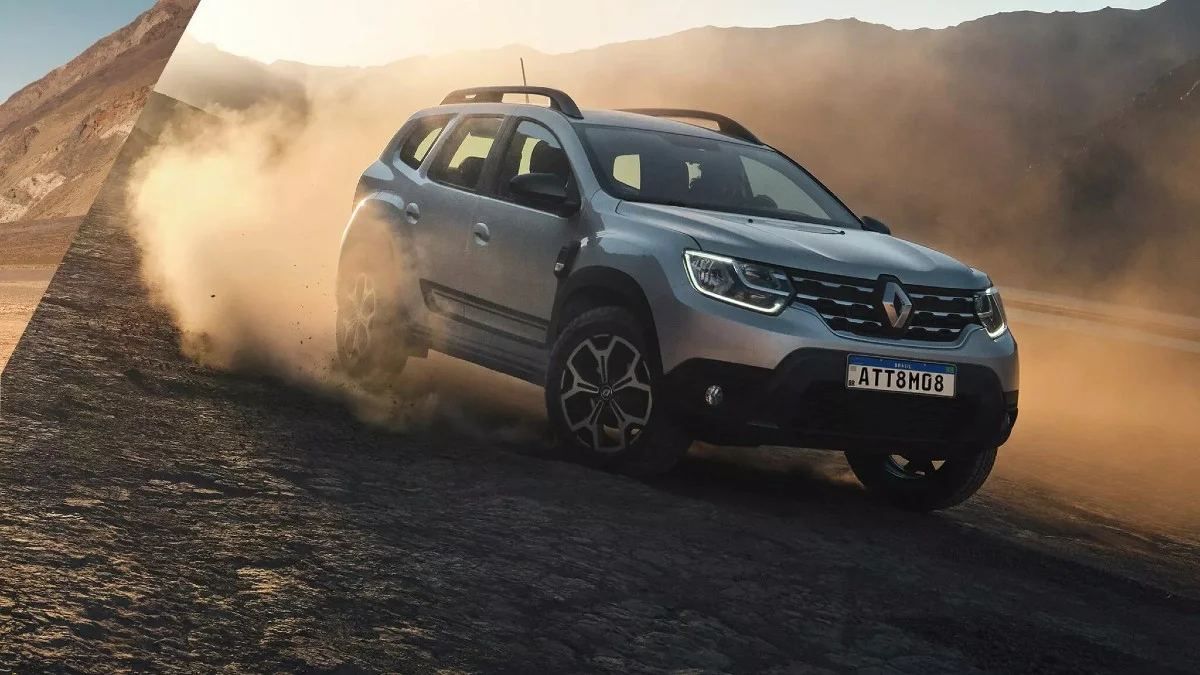 Renault Duster 2025 navegando em estrada de terra.