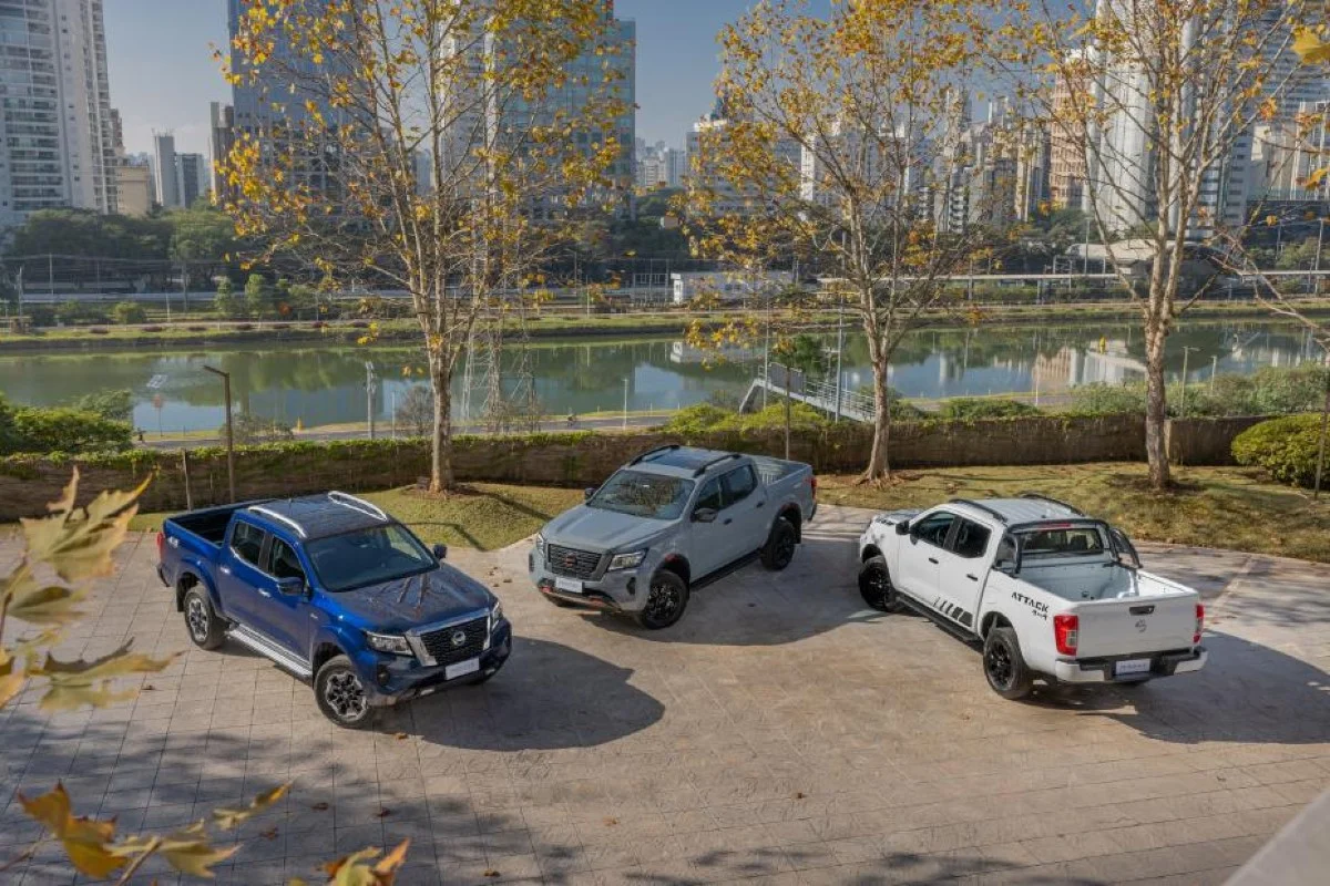 Ve&iacute;culos Nissan estacionados em ambiente urbano