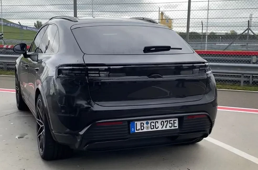 Porsche Macan el&eacute;trico carregando em esta&ccedil;&atilde;o de recarga.