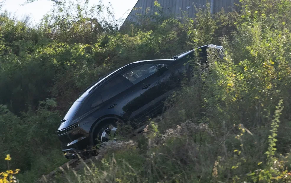 Porsche Macan el&eacute;trico em pista de corrida.