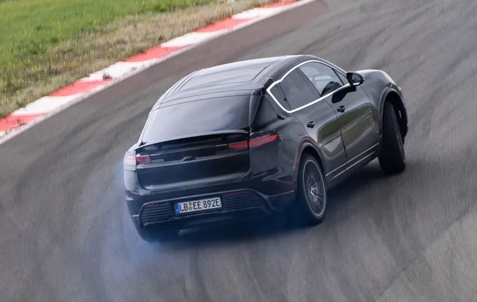 Vista lateral do Porsche Macan com foco em design aerodin&acirc;mico.