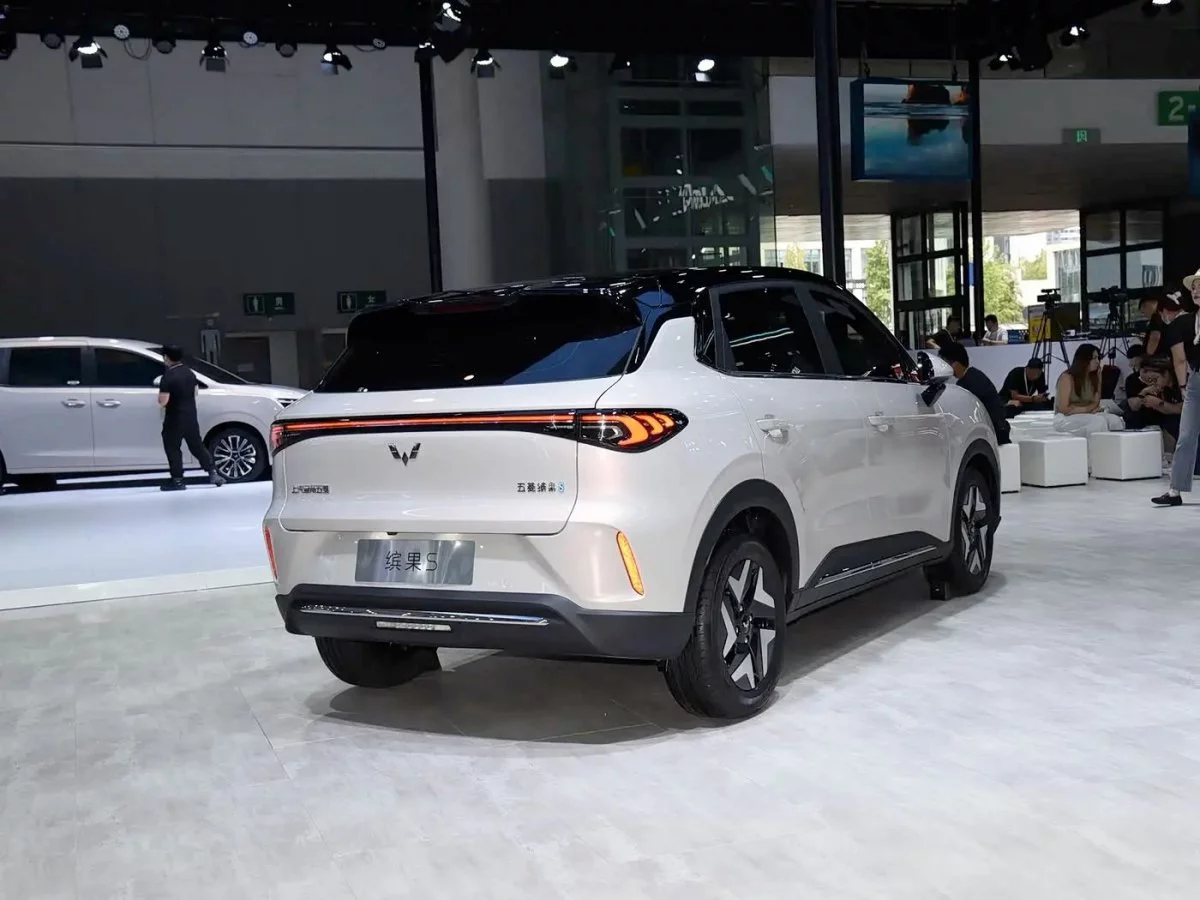 Imagem do exterior do Wuling Bingo S exibindo design moderno com far&oacute;is angulares e teto flutuante.