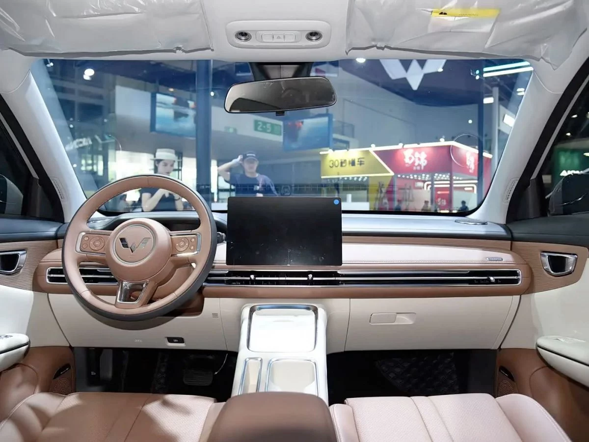 Imagem exibindo o interior moderno do Wuling Bingo S, com painel digital e central multim&iacute;dia de grandes dimens&otilde;es.
