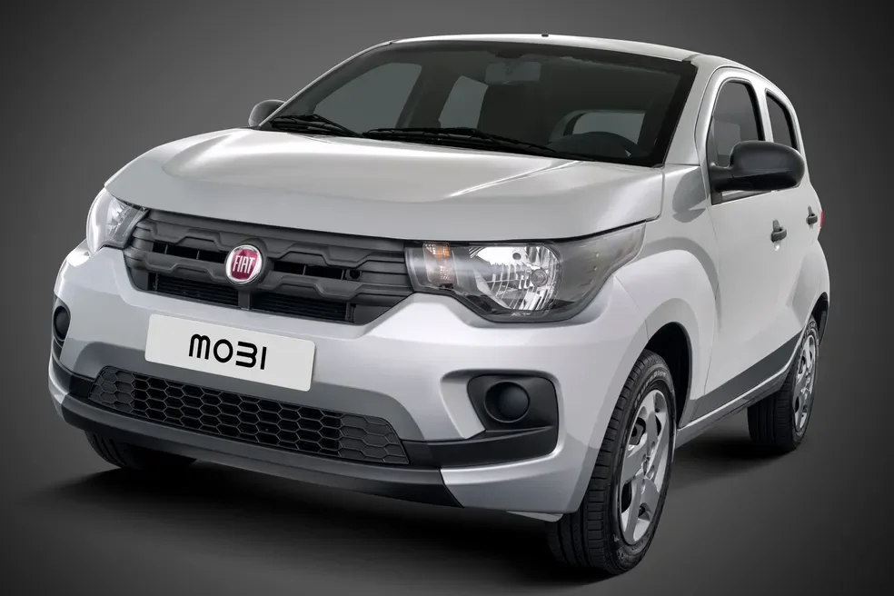 Fiat Mobi Easy branco em movimento na cidade.