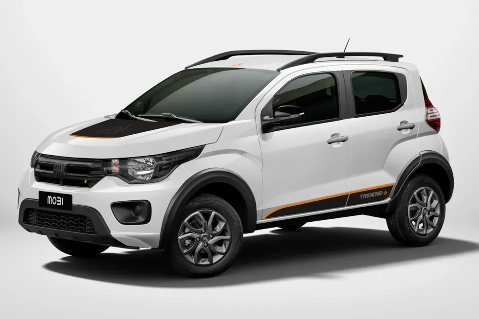 Fiat Mobi Trekking branco com adesivos decorativos.