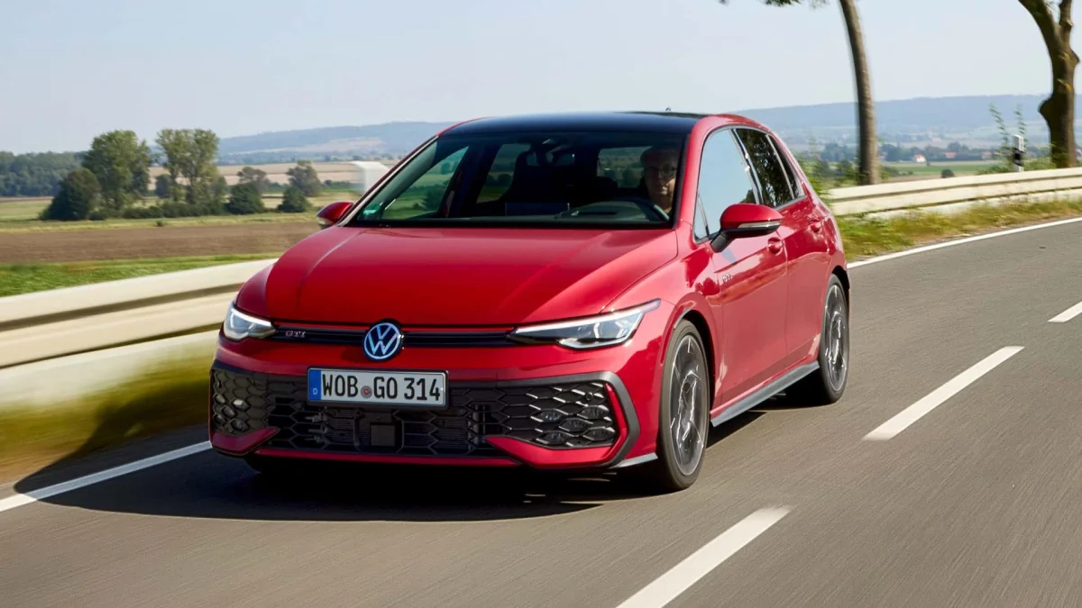 Volkswagen Golf GTI 2026 vermelho em movimento em estrada.