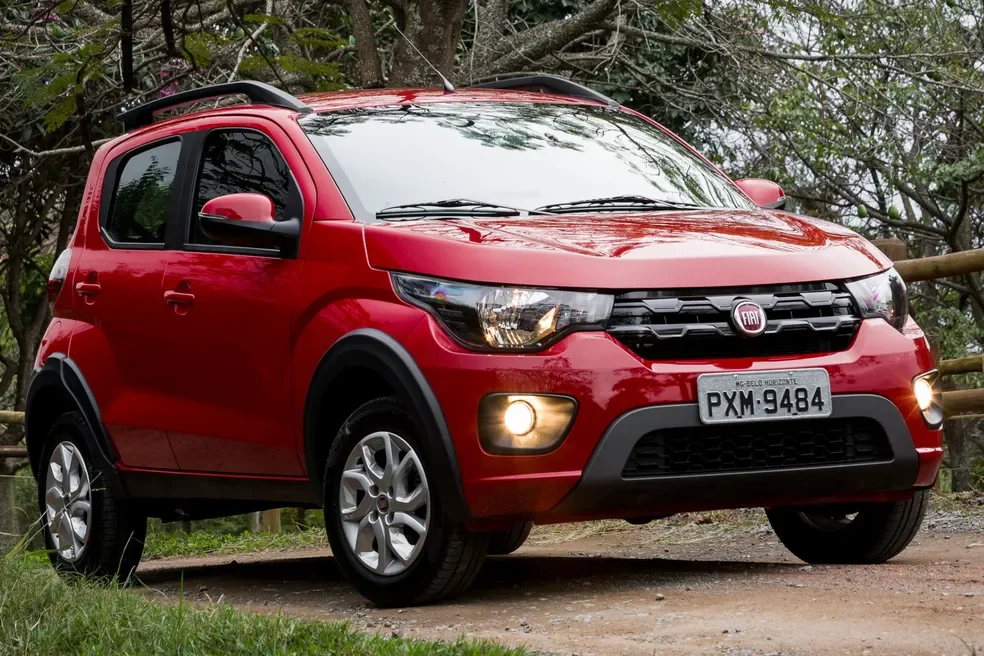 Fiat Mobi Way vermelho em uma estrada de terra.