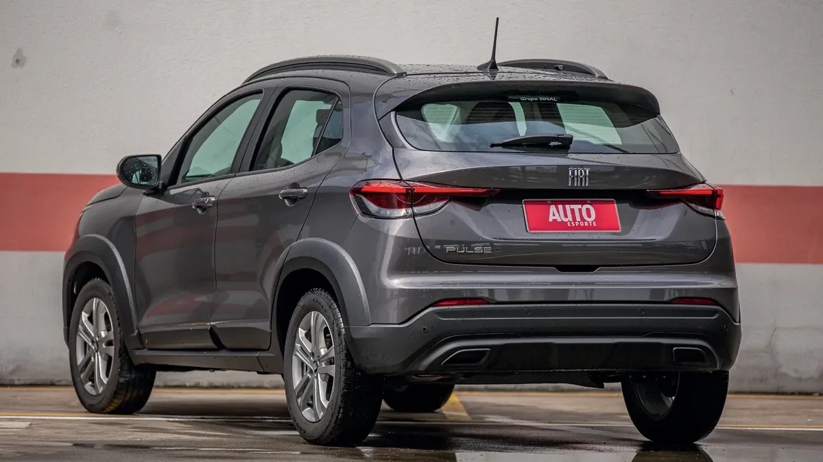 Traseira do Fiat Pulse em um estacionamento.