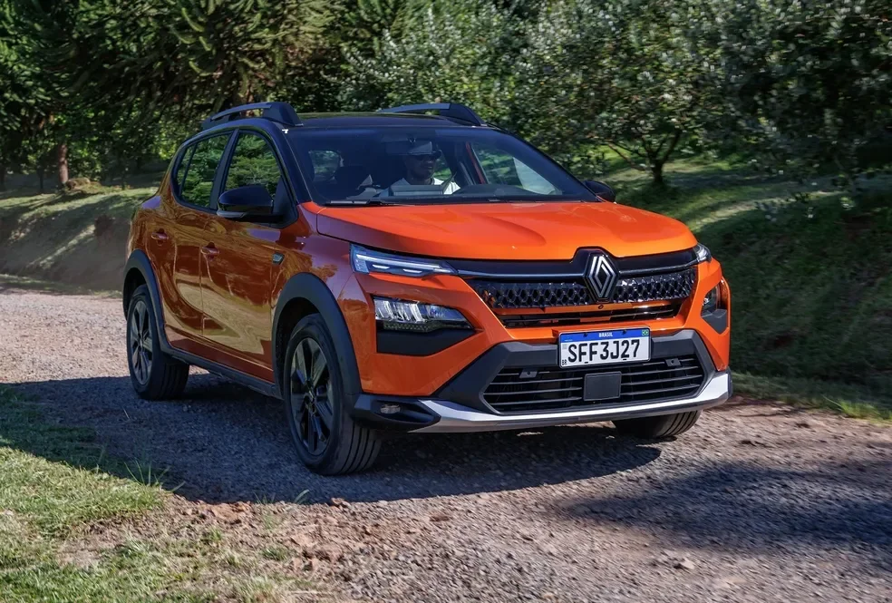 Renault Kardian Evolution MT laranja em uma estrada de terra.