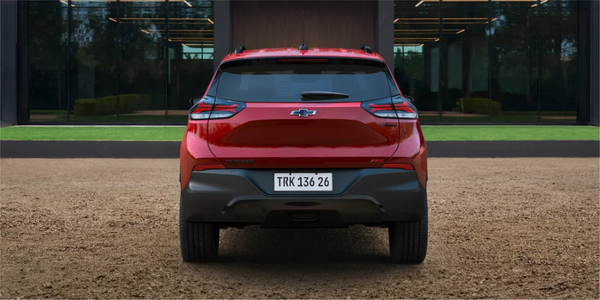 Chevrolet Tracker Premier 2026 na estrada.
