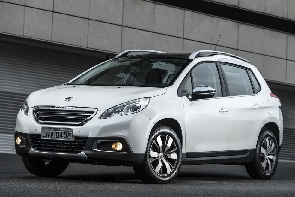 Peugeot 2008 Griffe com teto panorâmico.