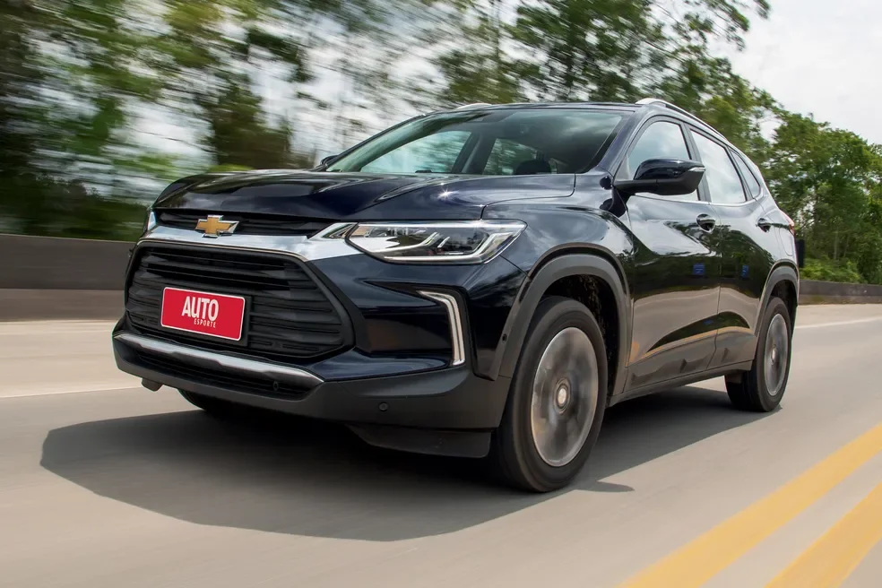 Chevrolet Tracker Premier em movimento.