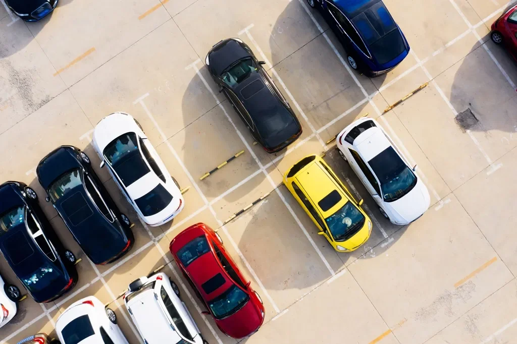 Vista aérea de carros estacionados.