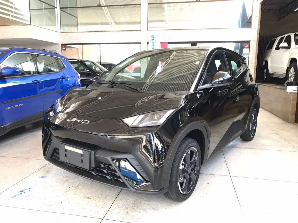 BYD Dolphin Mini em exposi&ccedil;&atilde;o em uma concession&aacute;ria.
