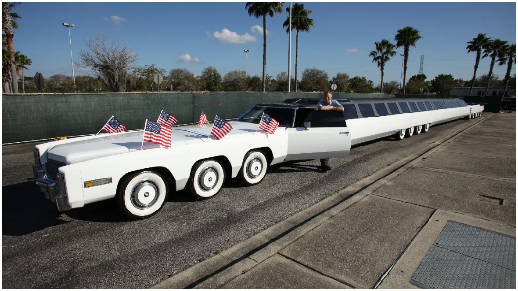 Limousine mais longa do mundo restaurada.