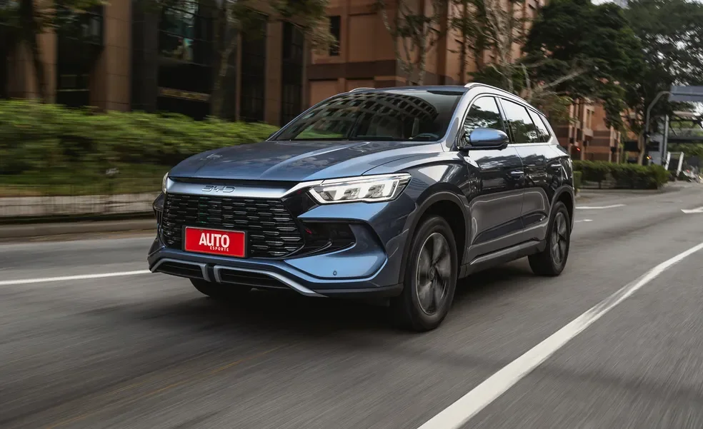 SUV da fam&iacute;lia BYD Song em movimento
