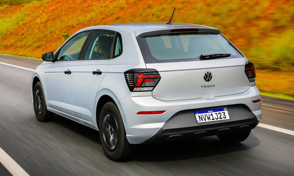 Volkswagen Polo Track em uma estrada.