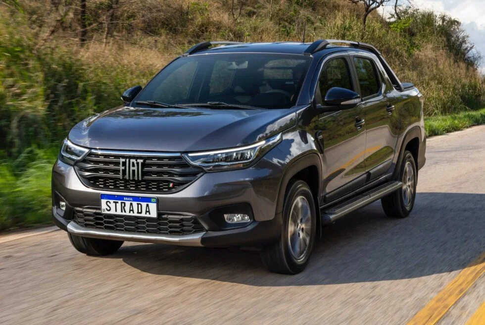 Fiat Strada em movimento em uma estrada.