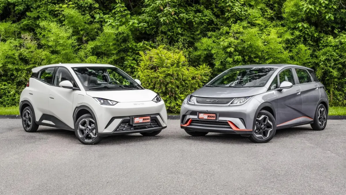 Imagem do BYD Dolphin e BYD Dolphin Mini lado a lado