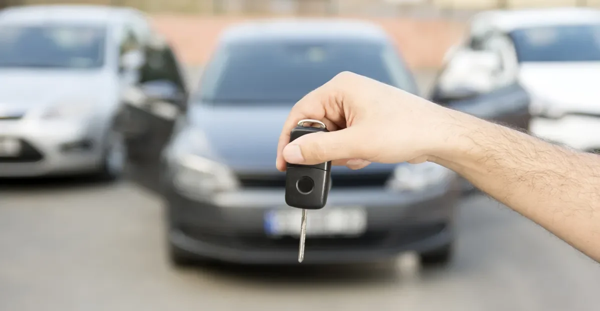 Vista de carros elétricos estacionados.