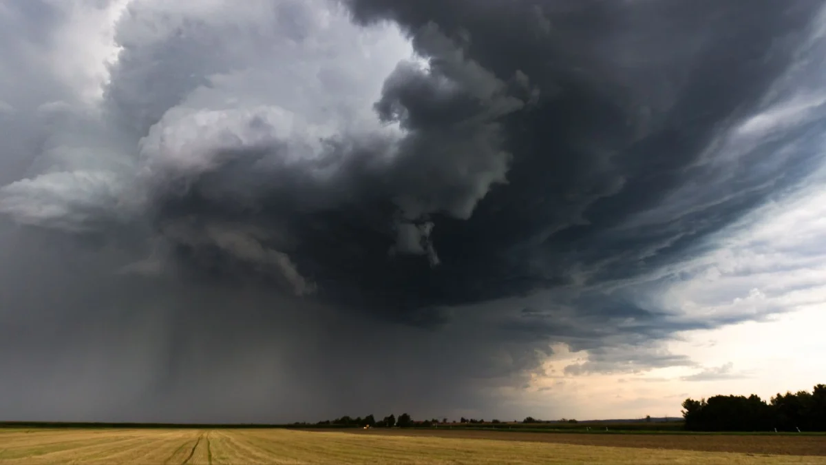 Nuvens de tempestade sobre um campo.