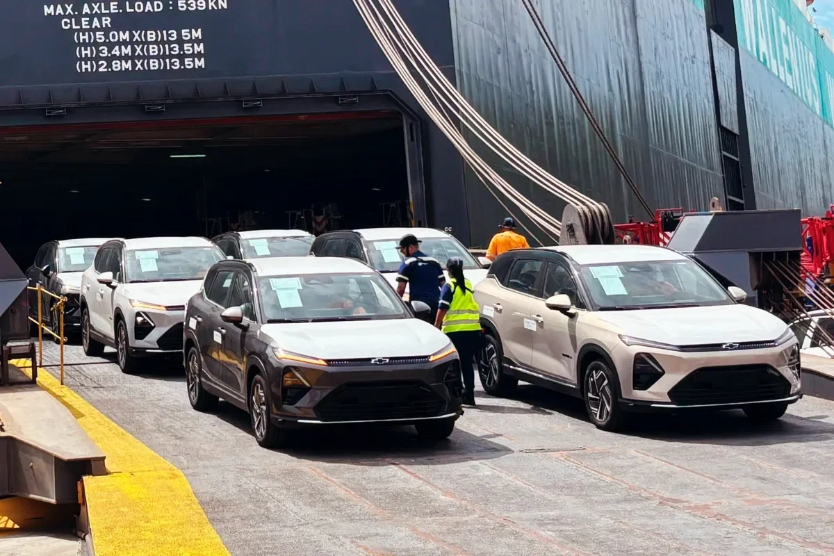 Lateral da Chevrolet Captiva EV.