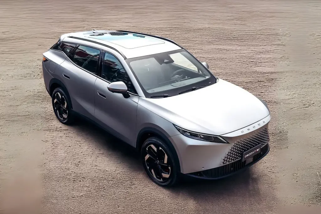 Imagem do Omoda 7 PHEV em ambiente urbano
