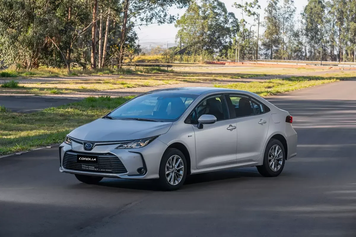 Toyota Corolla GLi Hybrid 2026 em pista