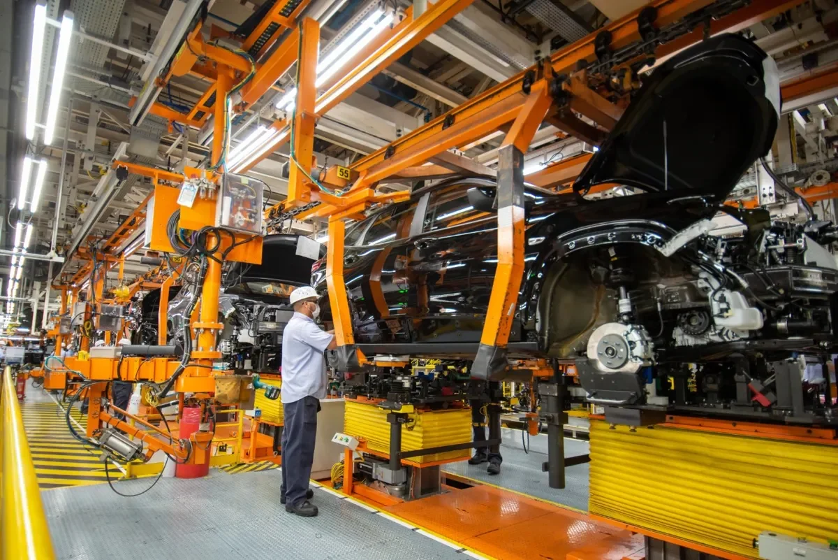 Operário trabalhando na montagem de um veículo na fábrica da GM.