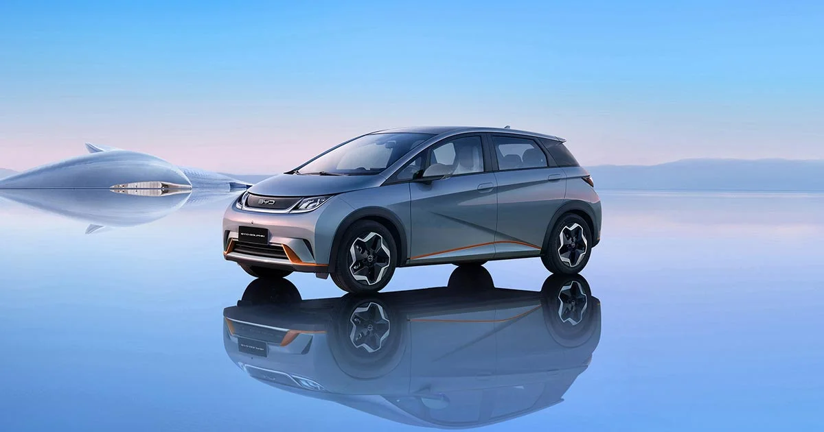 BYD Dolphin em um cen&aacute;rio futurista.