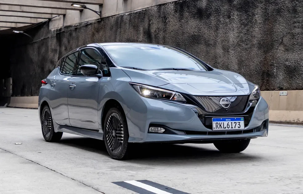 Nissan Leaf estacionado em ambiente urbano