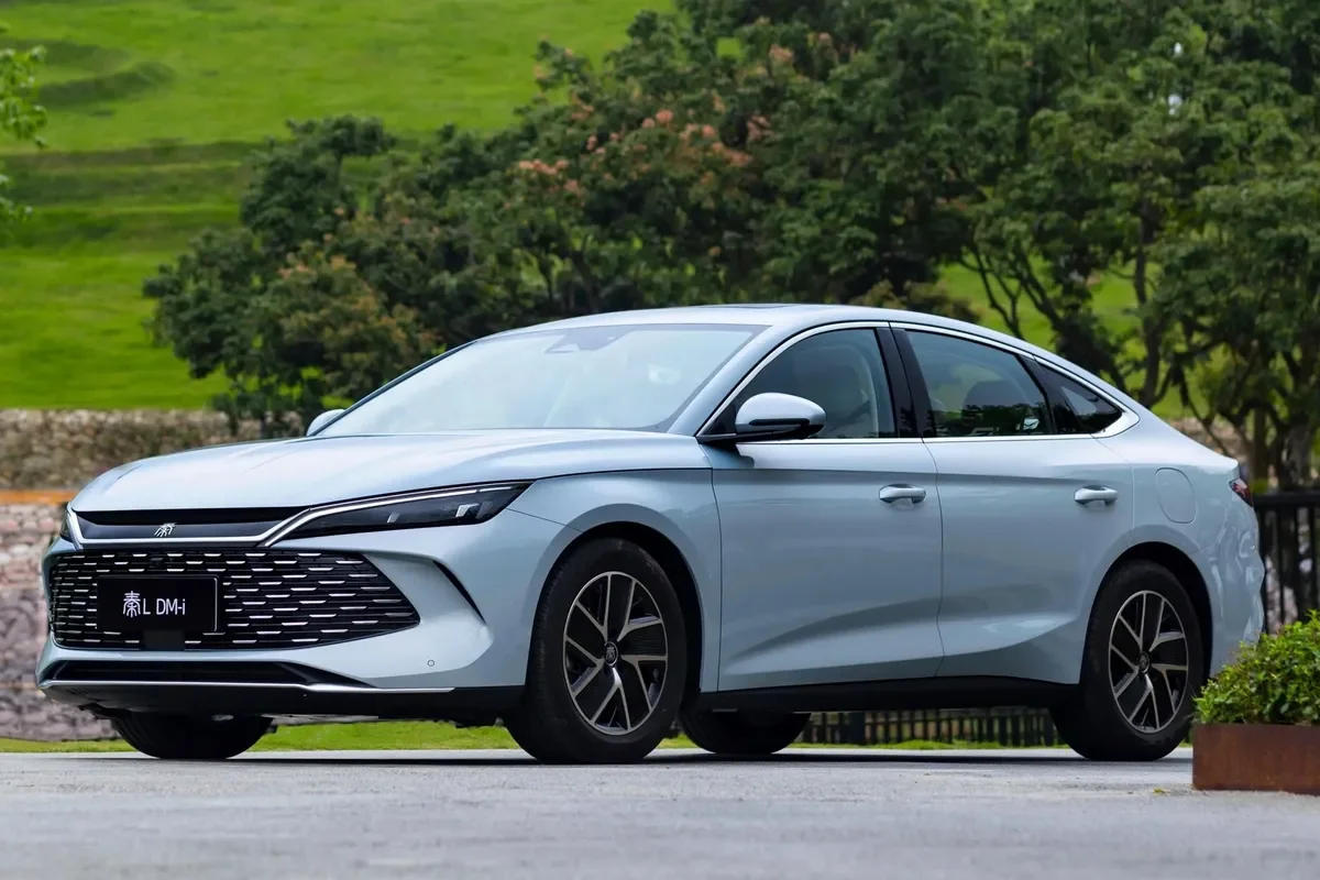 Novo BYD Qin Plus exibido de lado em ambiente externo.