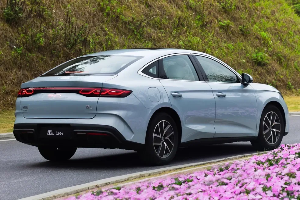 BYD Qin Plus de costas mostrando o design traseiro.