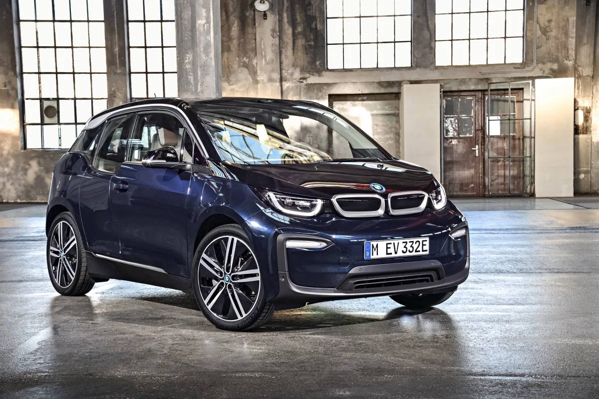 BMW i3 azul de frente em ambiente industrial