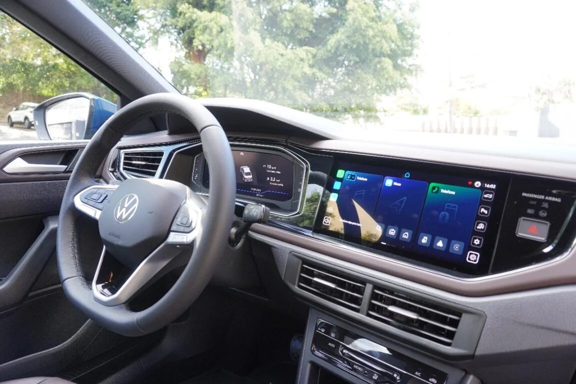 Interior do Volkswagen Virtus com painel central multim&iacute;dia