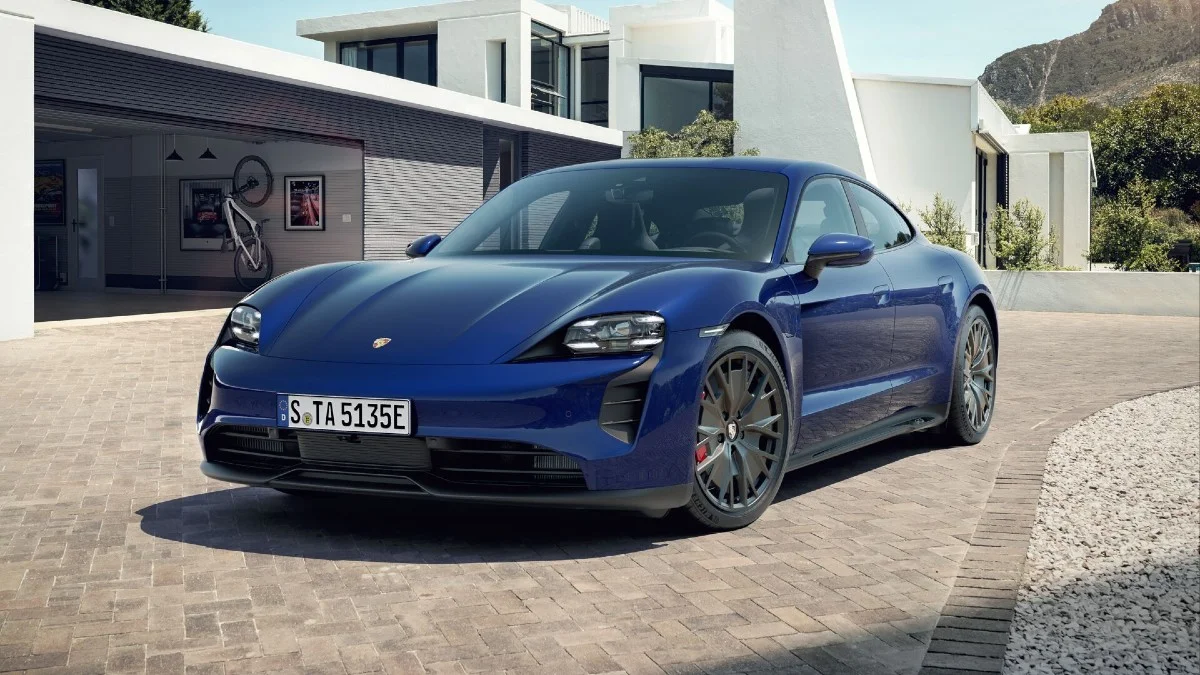 Porsche Taycan GTS 2023 estacionado.