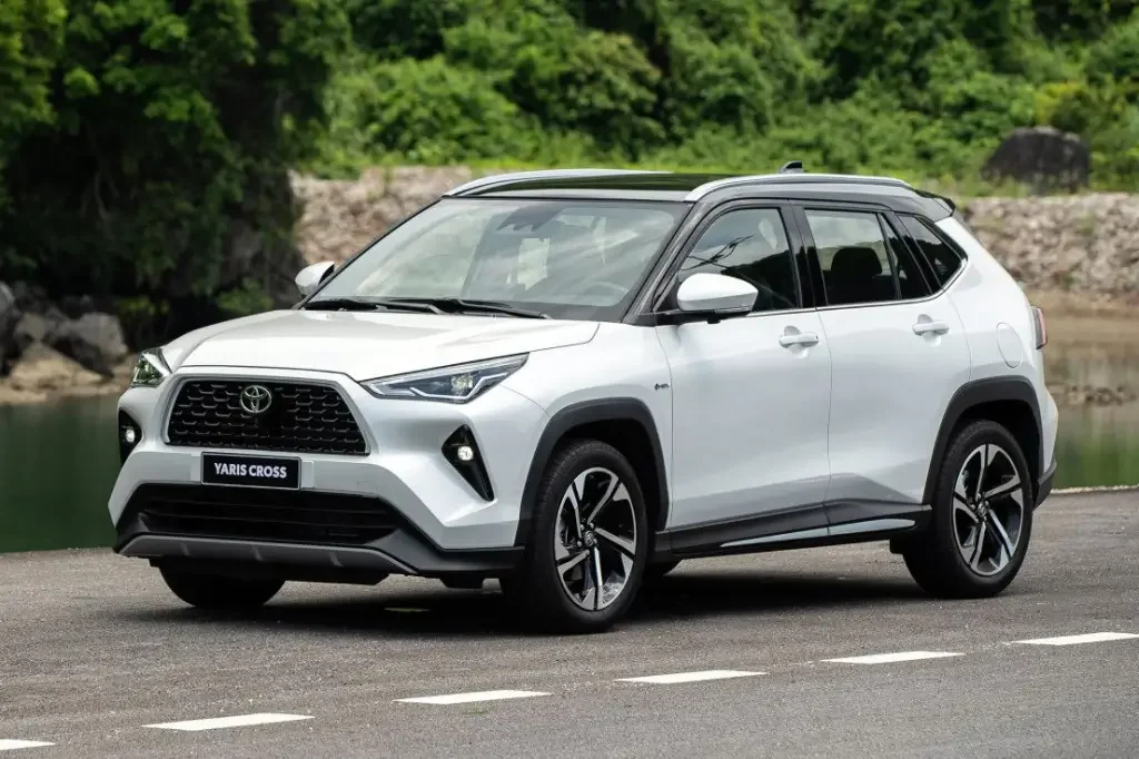Toyota Yaris Cross em ambiente urbano.