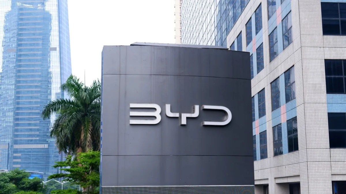 Logotipo da BYD em um edif&iacute;cio.