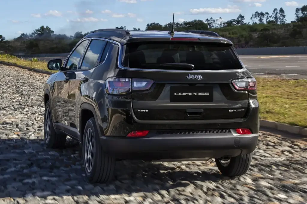 Jeep Compass estacionado em área urbana