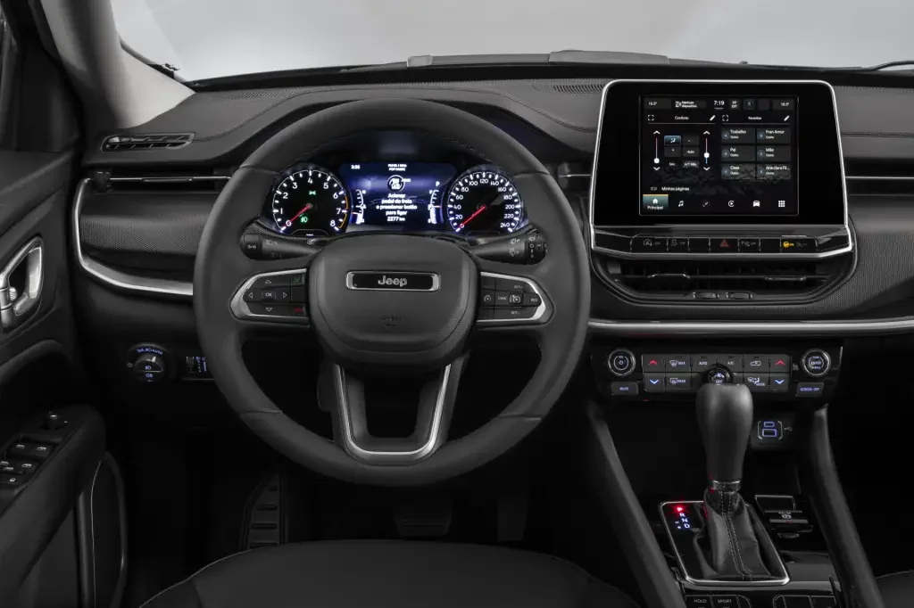 Jeep Compass Sport em estrada de cascalho