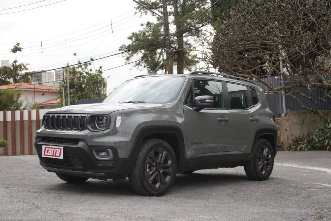 Imagem promocional do Jeep em ambiente urbano