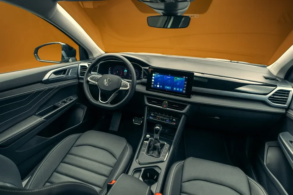 Interior do Volkswagen Taos 2026 com painel moderno.