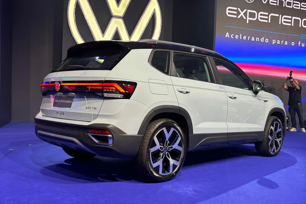 Traseira do Volkswagen Taos 2026 com logotipo iluminado.