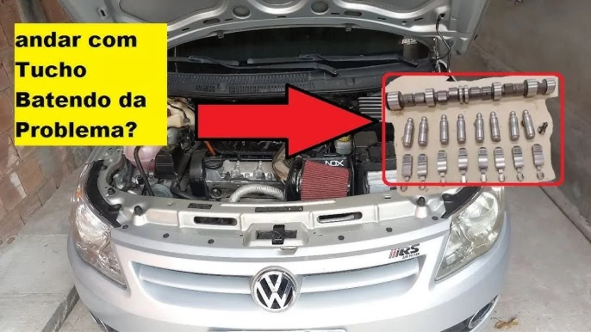 Imagem destacando o motor de um carro em manuten&ccedil;&atilde;o