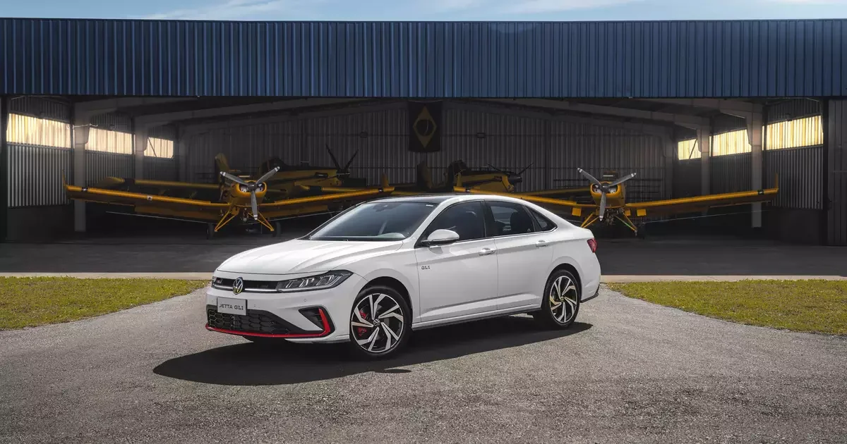 Volkswagen Jetta GLI 2026 em frente a um hangar.