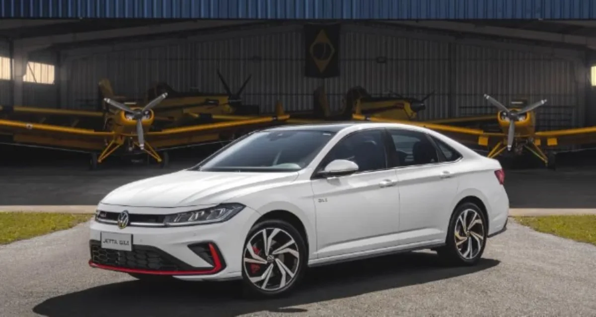 Volkswagen Jetta GLI 2026 com detalhes esportivos.