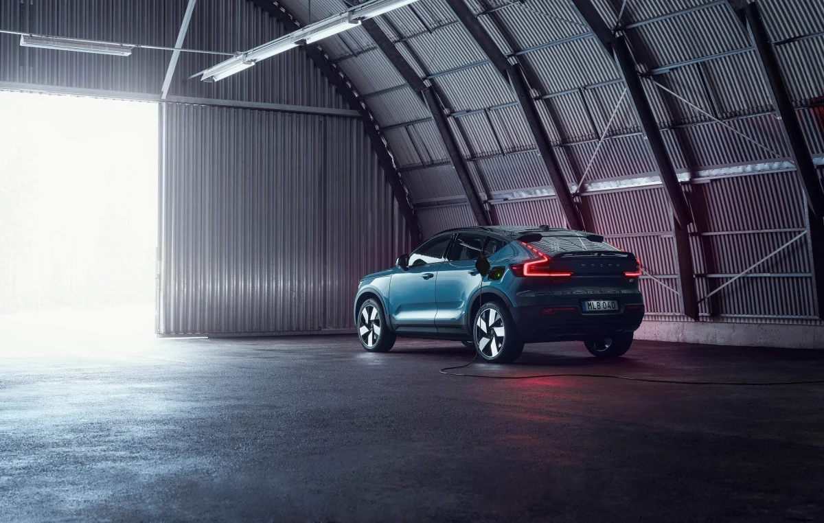 Volvo C40 Recharge em uma garagem