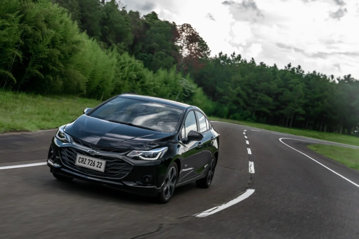 Chevrolet Cruze Midnight preto de frente